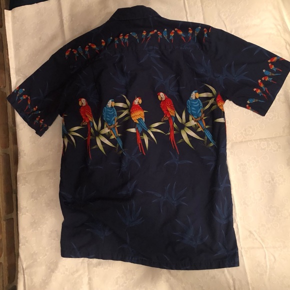 A Hawaiian shirt from Hawaii! Pacific Legend apparel parrot border pattern. - Picture 2 of 7